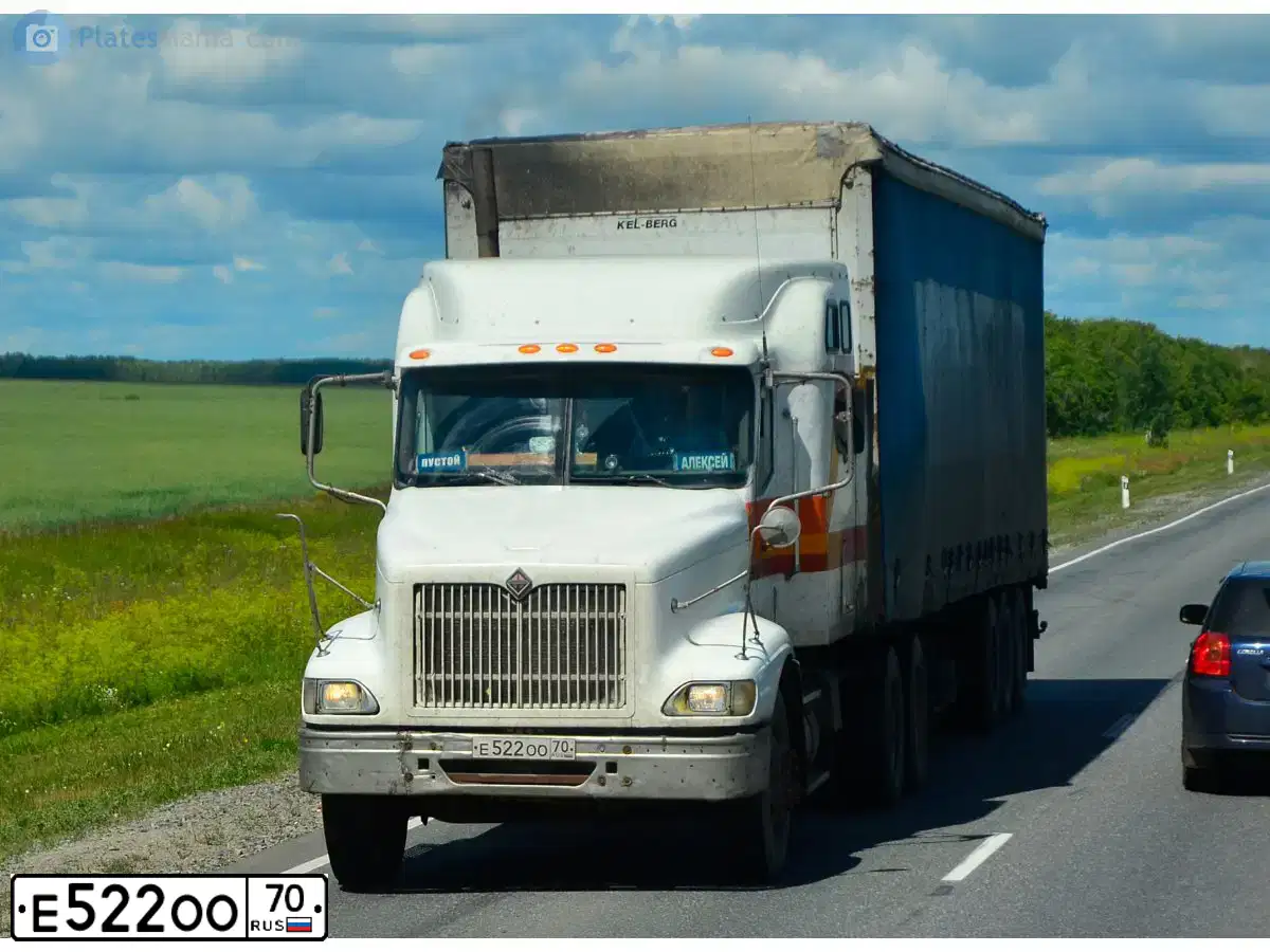 Фото автомобиля INTERNATIONAL HEAVY TRUCK 8500-9900, 2002 — госномер Е522ОО70. Цвет: БЕЛЫЙ