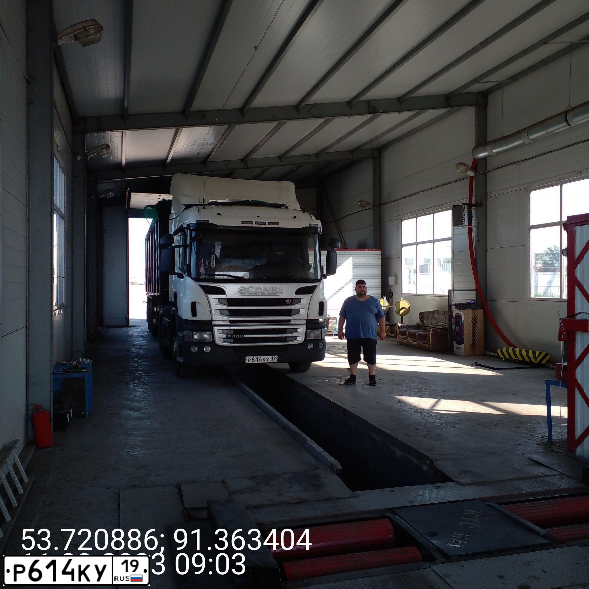 Фото автомобиля SCANIA SERIE P /6X4/, 2014 — госномер Р614КУ19. Цвет: Белый