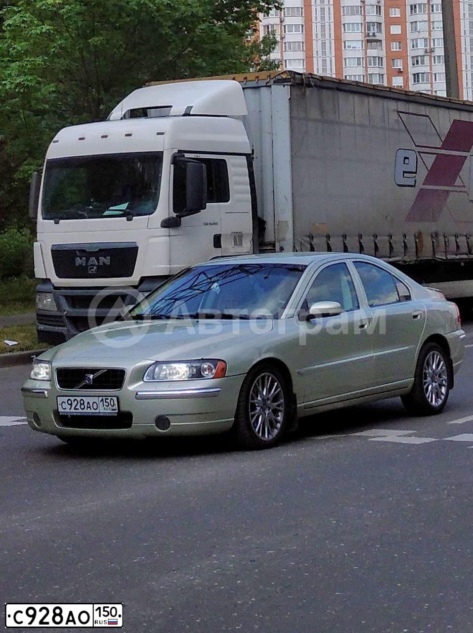 Фото автомобиля VOLVO S60, 2006 — госномер С928АО150. Цвет: ЗОЛОТИСТЫЙ