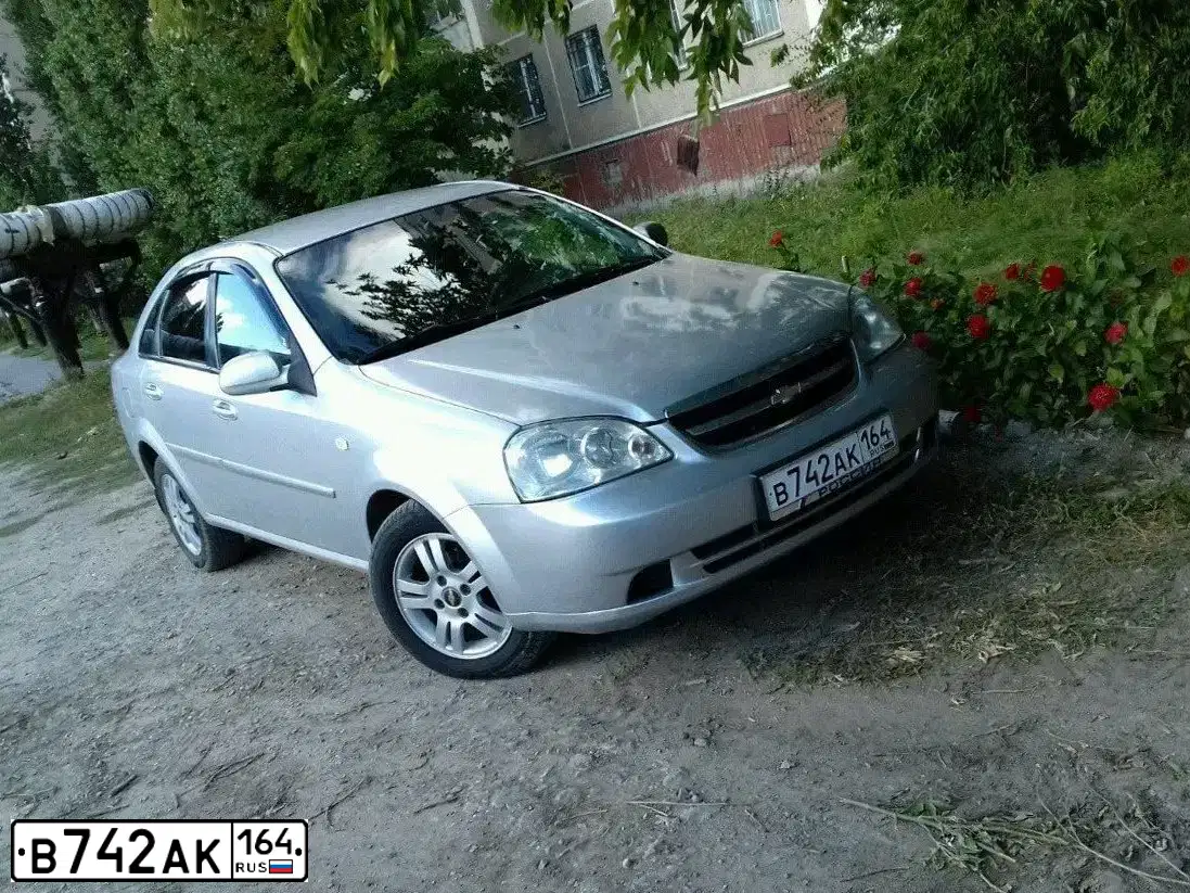 Фото автомобиля CHEVROLET LACETTI, 2008 — госномер К667МР164. Цвет: Серебристый