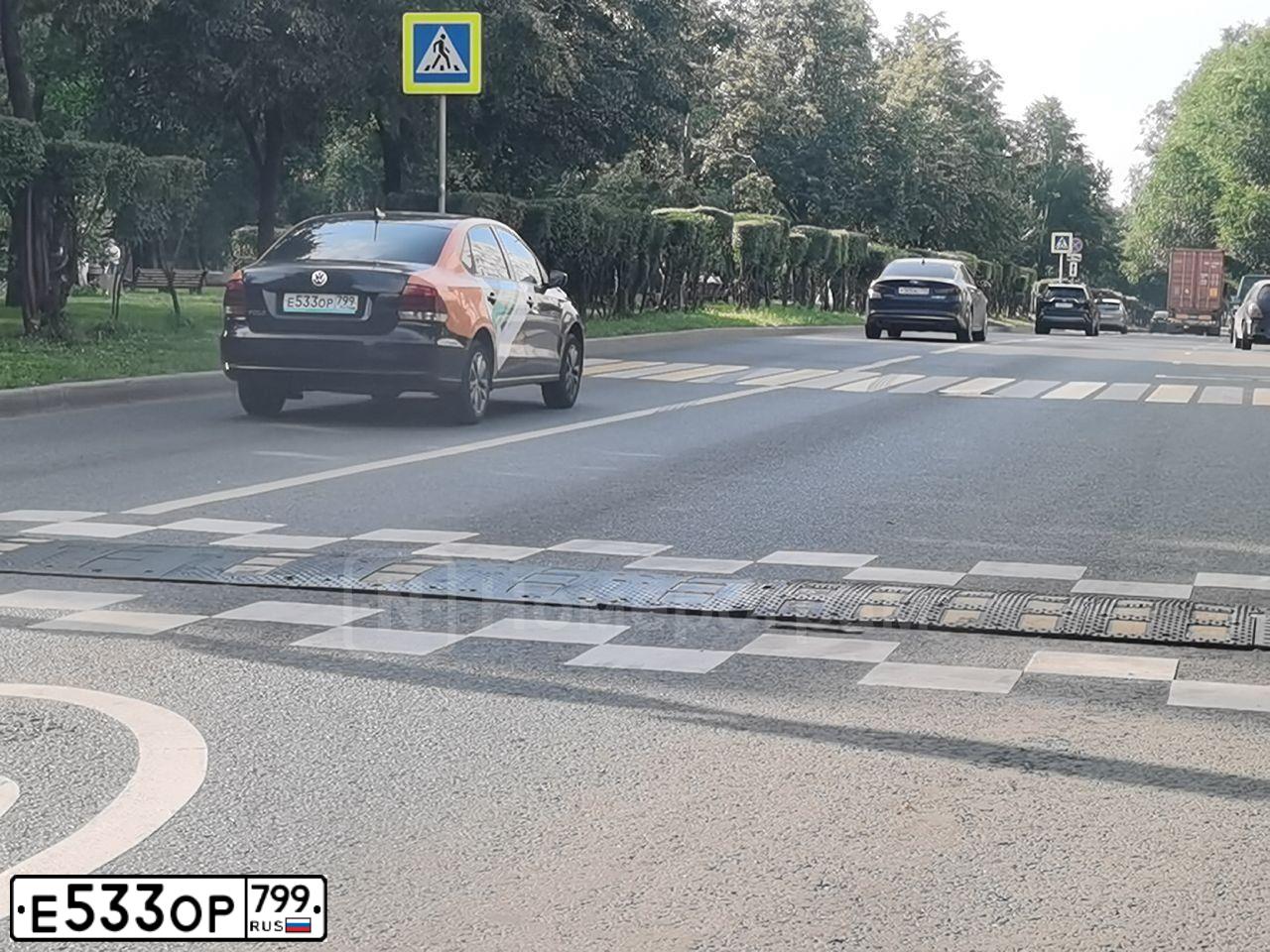 Фото автомобиля VOLKSWAGEN POLO, 2019 — госномер Е533ОР799. Цвет: ЧЕРНЫЙ