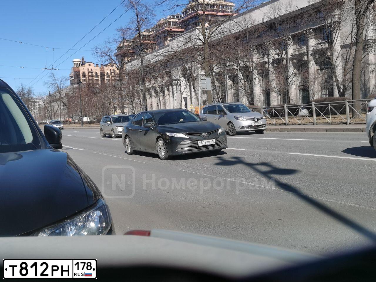 Фото автомобиля TOYOTA CAMRY, 2018 — госномер Т812РН178. Цвет: ЧЕРНЫЙ МЕТАЛЛИК