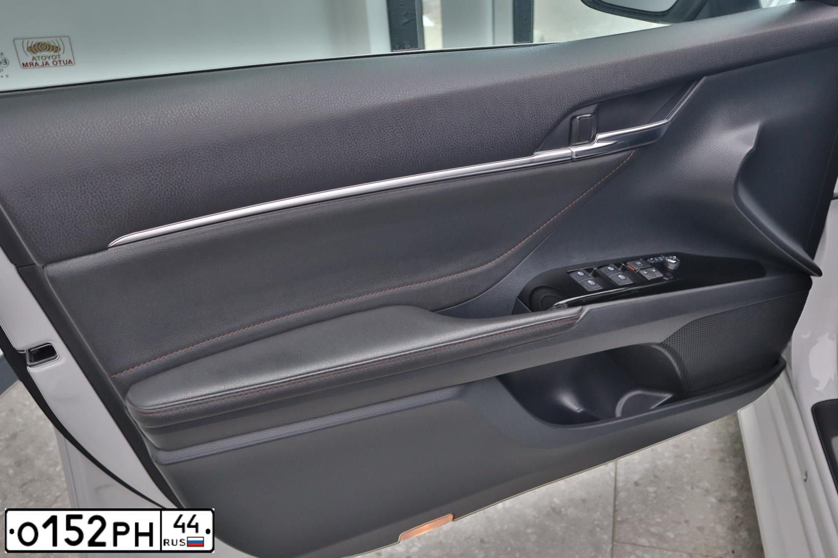 Фото автомобиля TOYOTA CAMRY, 2020 — госномер О152РН44. Цвет: Белый