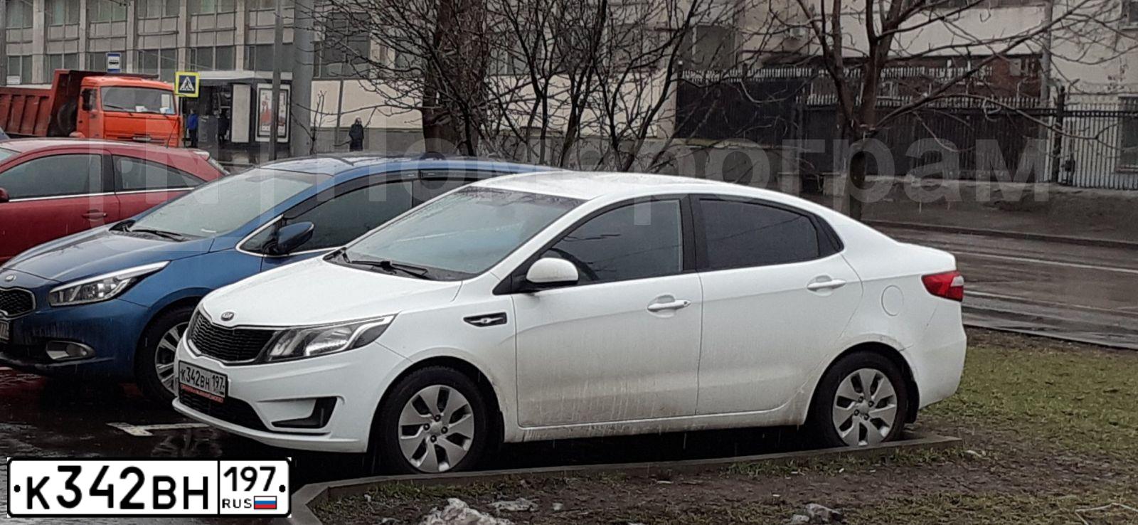 Фото автомобиля KIA RIO, 2015 — госномер Т110ОС31. Цвет: Белый