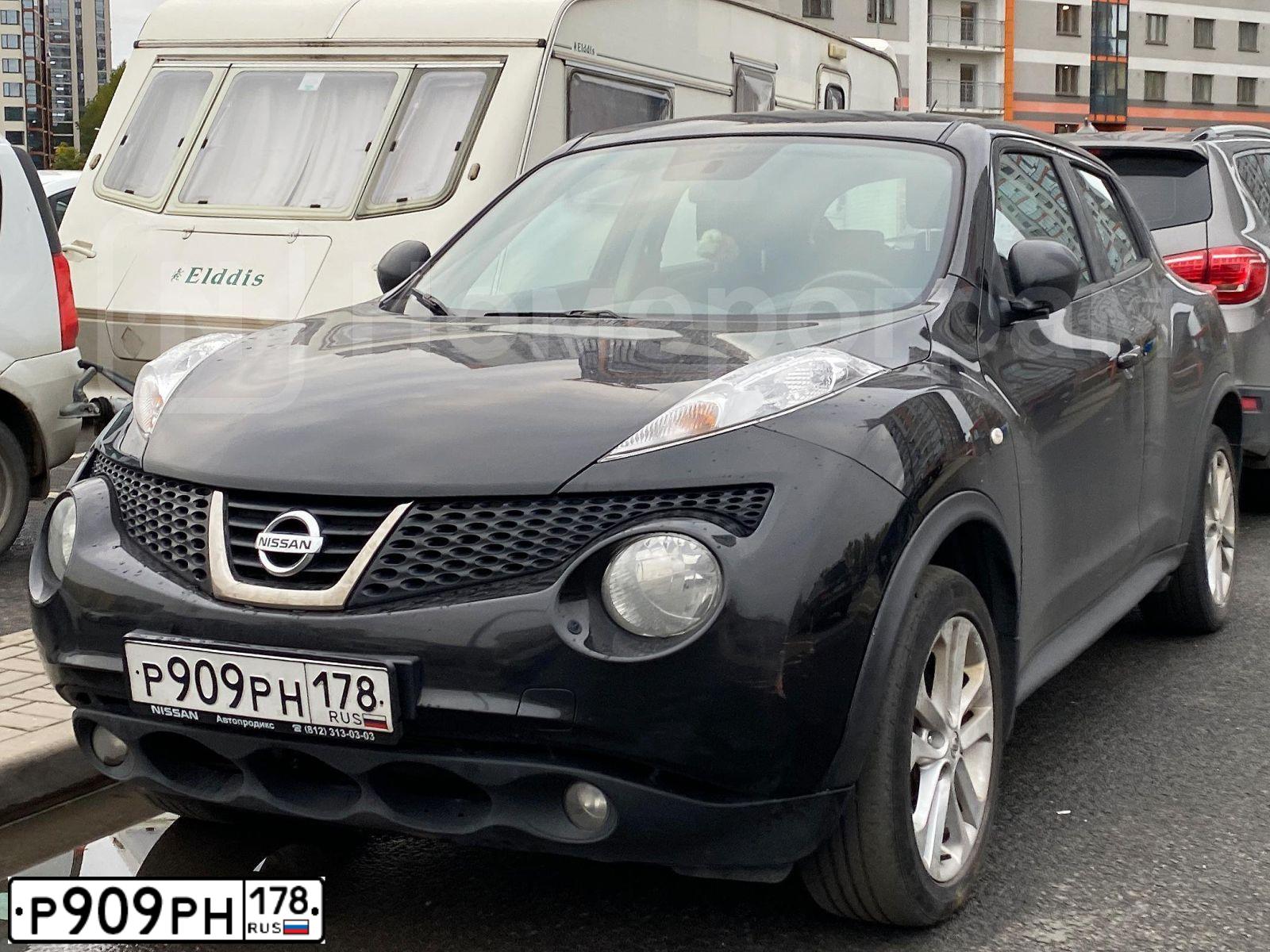 Фото автомобиля NISSAN JUKE, 2013 — госномер Р909РН178. Цвет: ЧЕРНЫЙ