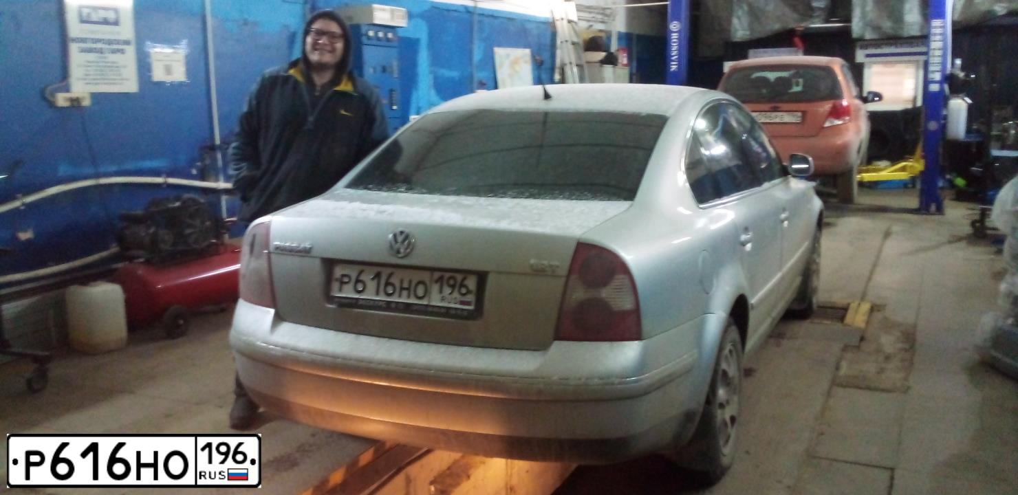 Фото автомобиля VOLKSWAGEN PASSAT, 2001 — госномер А700СВ18. Цвет: СВЕТЛО-СЕРЫЙ