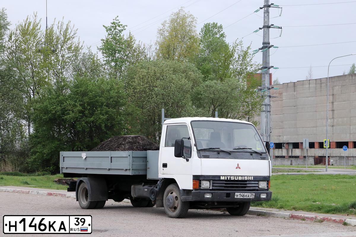 Фото автомобиля FUSO O CANTER, 1993 — госномер Н146КА39. Цвет: Белый