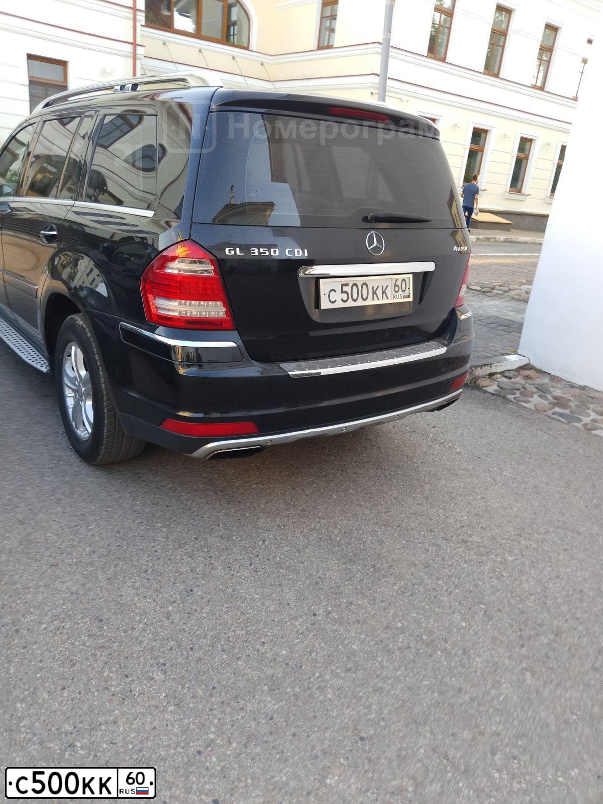 Фото автомобиля MERCEDES GL-KLASSE, 2011 — госномер С500КК60. Цвет: ЧЕРНЫЙ