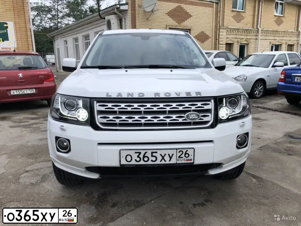 Фото автомобиля LANDROVER FREELANDER, 2013 — госномер С333СО48. Цвет: ЯРКО-БЕЛЫЙ