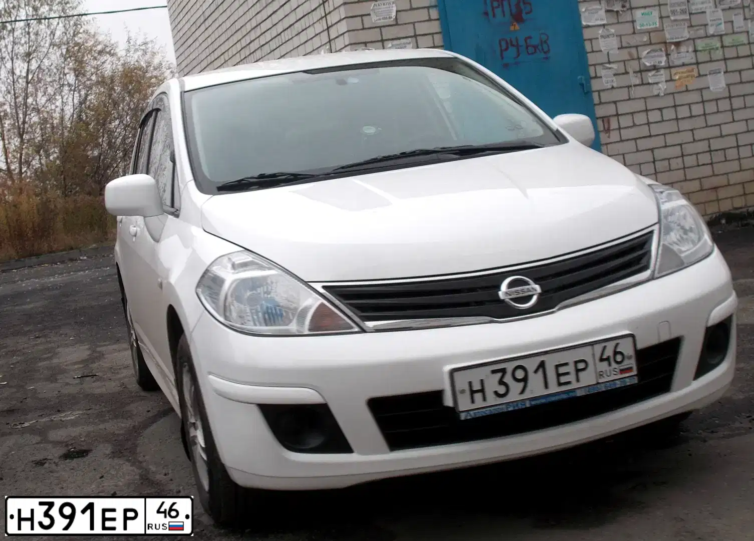 Фото автомобиля NISSAN TIIDA, 2013 — госномер Н391ЕР46. Цвет: БЕЛЫЙ