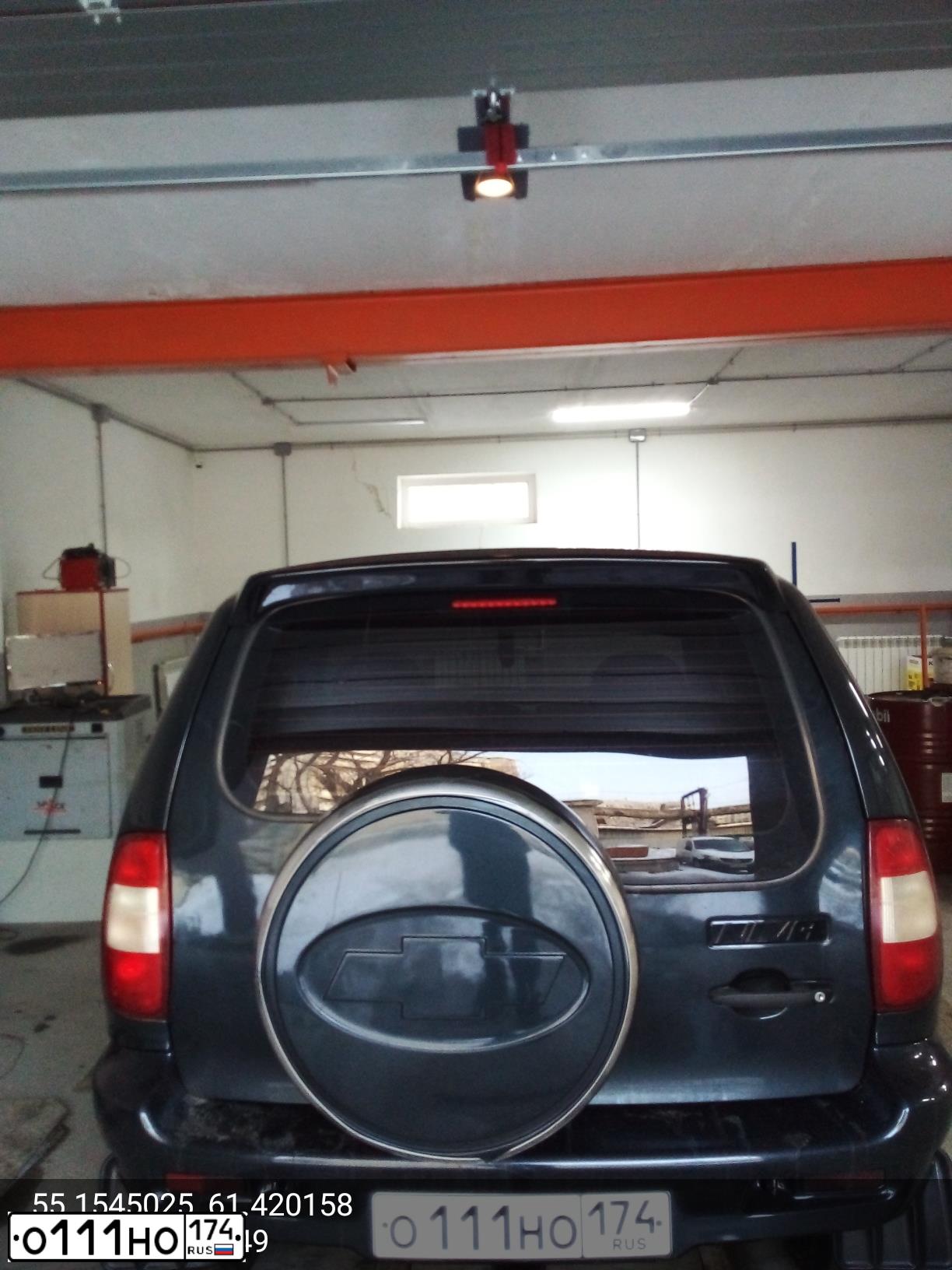 Фото автомобиля CHEVROLET NIVA, 2006 — госномер О111НО174. Цвет: Черно-Синий Металлиик