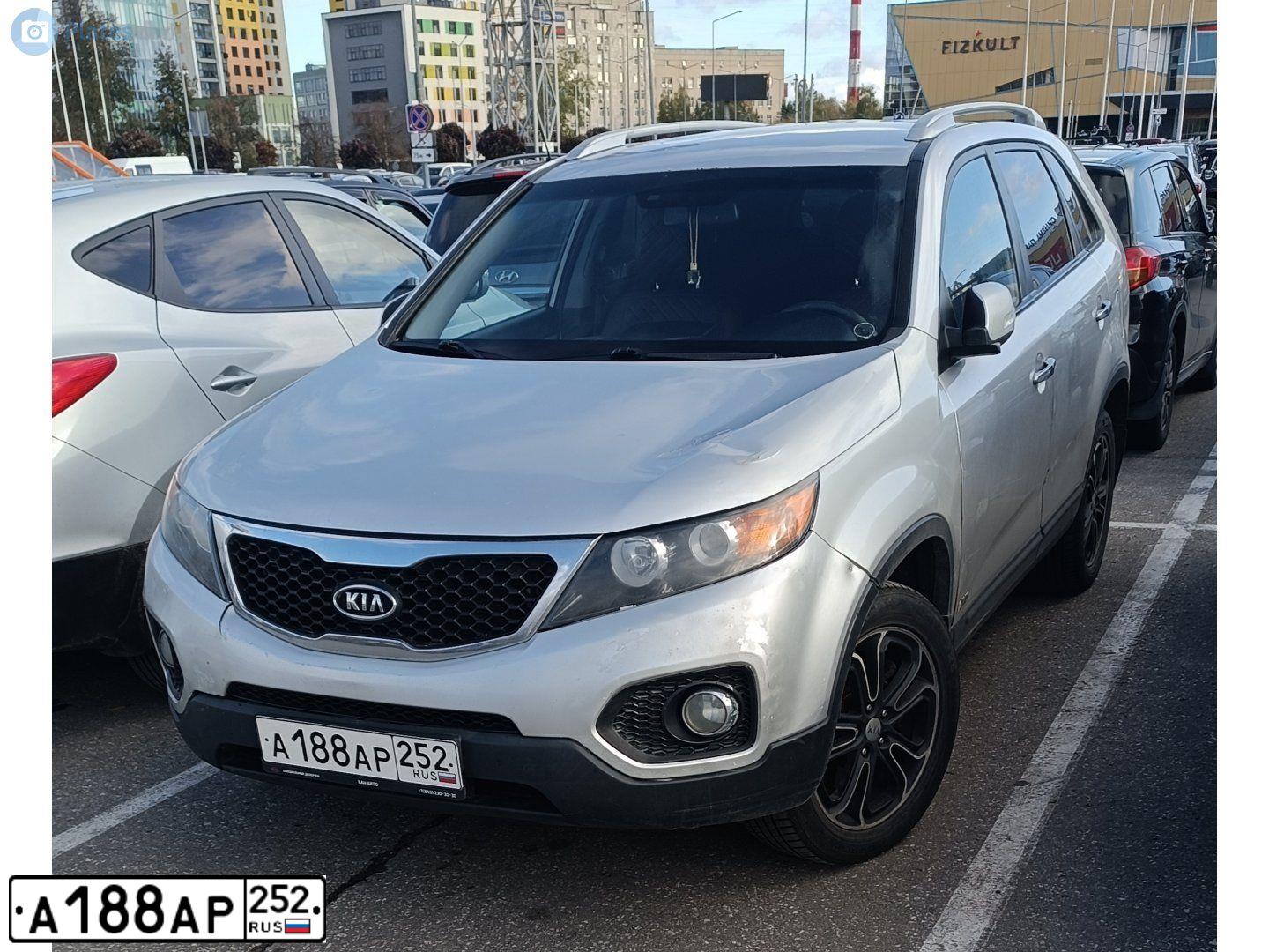 Фото автомобиля KIA SORENTO, 2011 — госномер А188АР252. Цвет: Серебристый