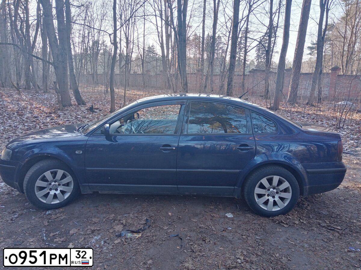 Фото автомобиля VOLKSWAGEN PASSAT, 2000 — госномер Р876ХА77. Цвет: синий