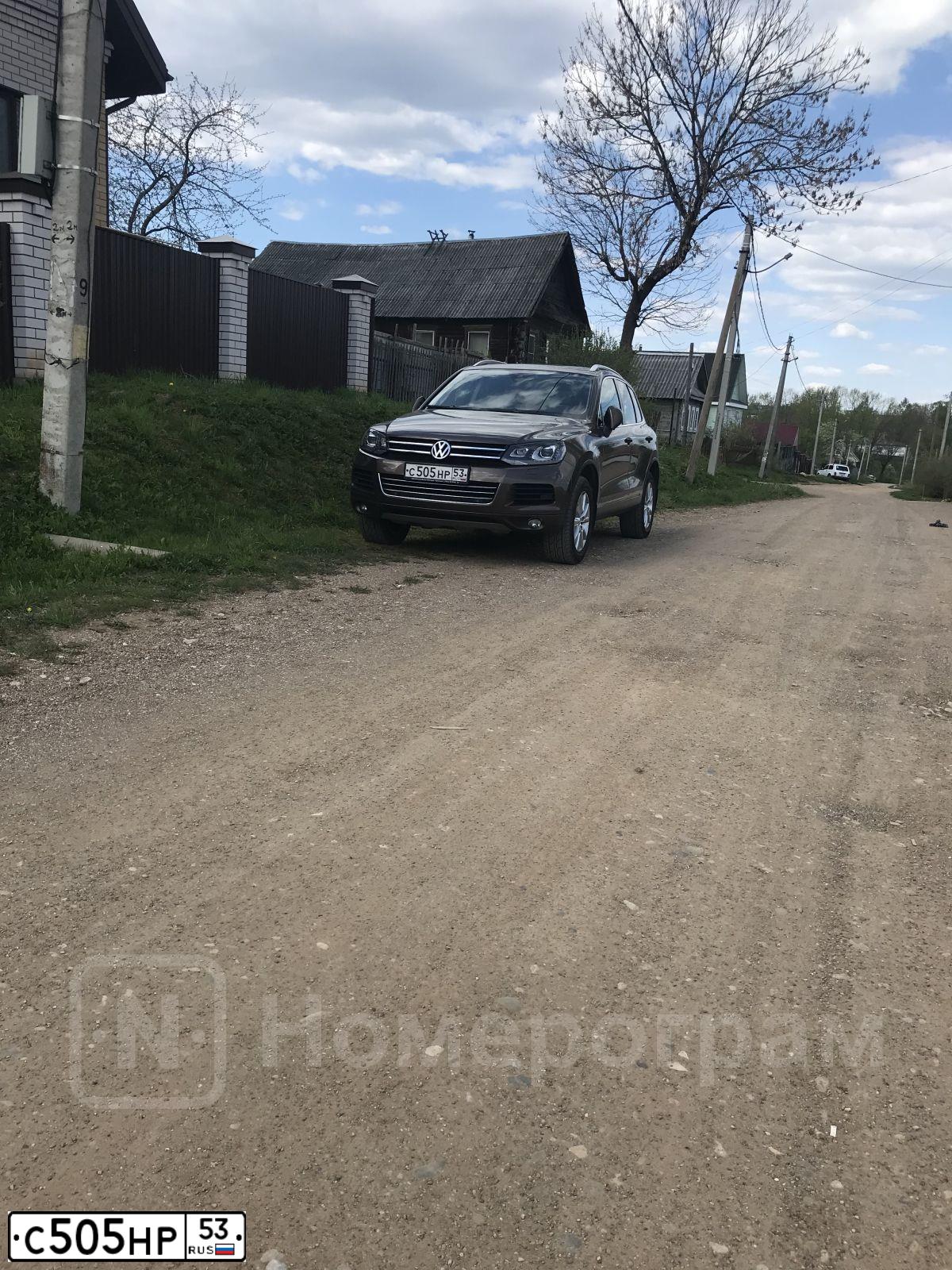 Фото автомобиля VOLKSWAGEN TOUAREG, 2012 — госномер К115КЕ53. Цвет: Коричневый