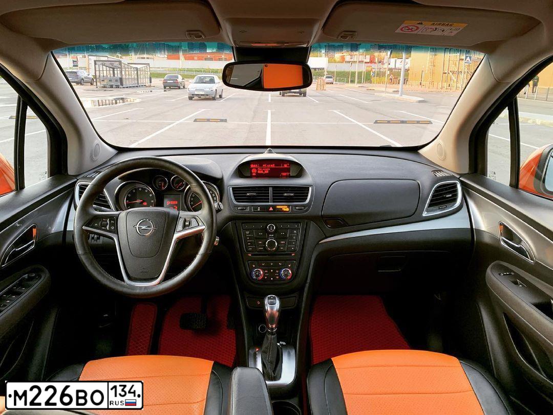 Фото автомобиля OPEL MOKKA, 2014 — госномер У180СХ48. Цвет: Оранжевый
