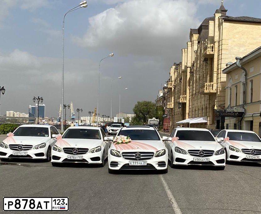 Фото автомобиля MERCEDES E-KLASSE, 2013 — госномер Е800ВВ09. Цвет: Белый