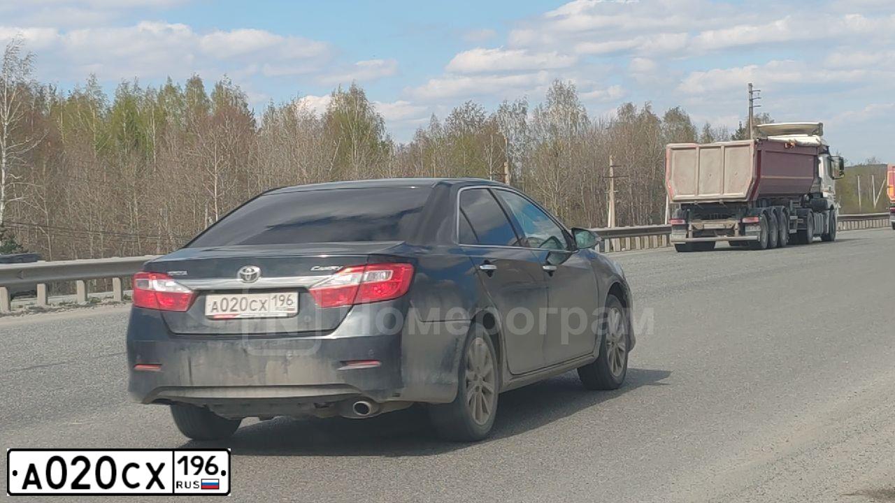 Фото автомобиля TOYOTA CAMRY, 2014 — госномер О800ХС196. Цвет: ТЕМНО-СЕРЫЙ