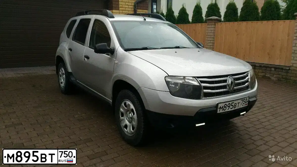 Фото автомобиля RENAULT DUSTER, 2013 — госномер М895ВТ750. Цвет: СВЕТЛО-СЕРЫЙ