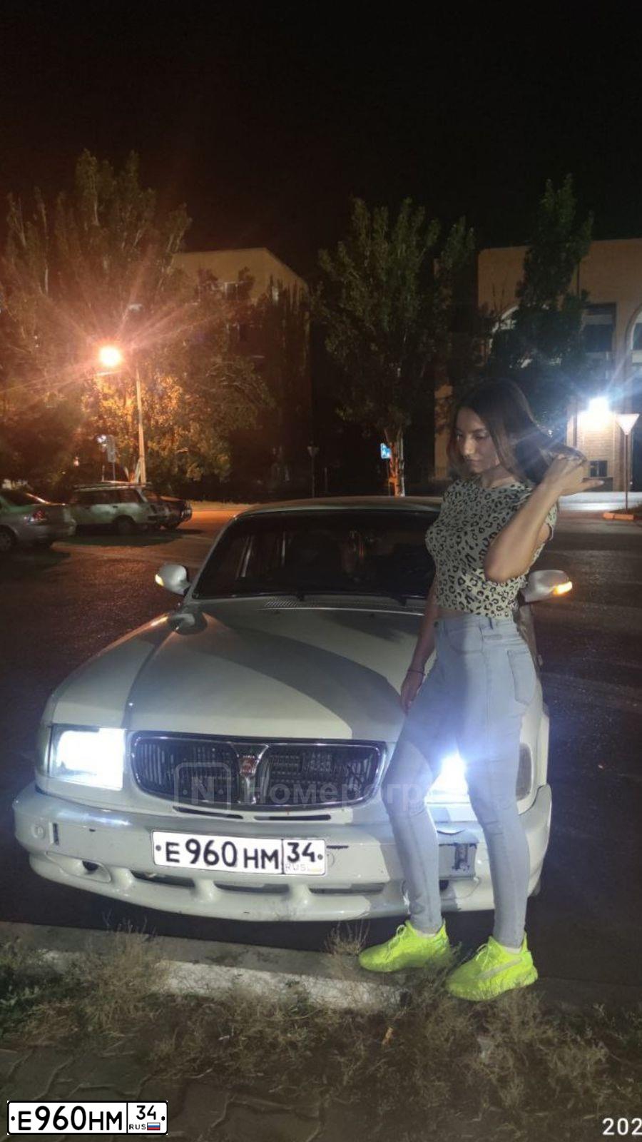 Фото автомобиля GAZ 3110 WOLGA, 2000 — госномер Е960НМ34. Цвет: БЕЛЫЙ