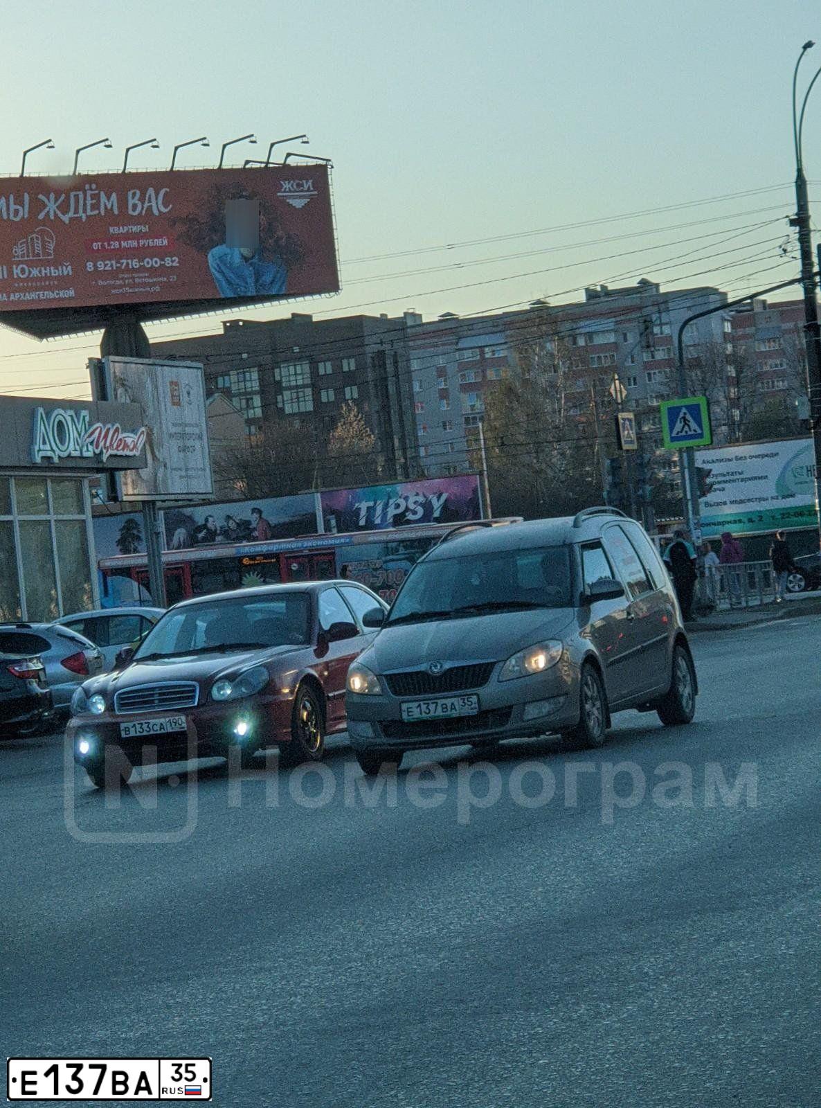 Фото автомобиля SKODA ROOMSTER, 2012 — госномер Е137ВА35. Цвет: БЕЖЕВЫЙ