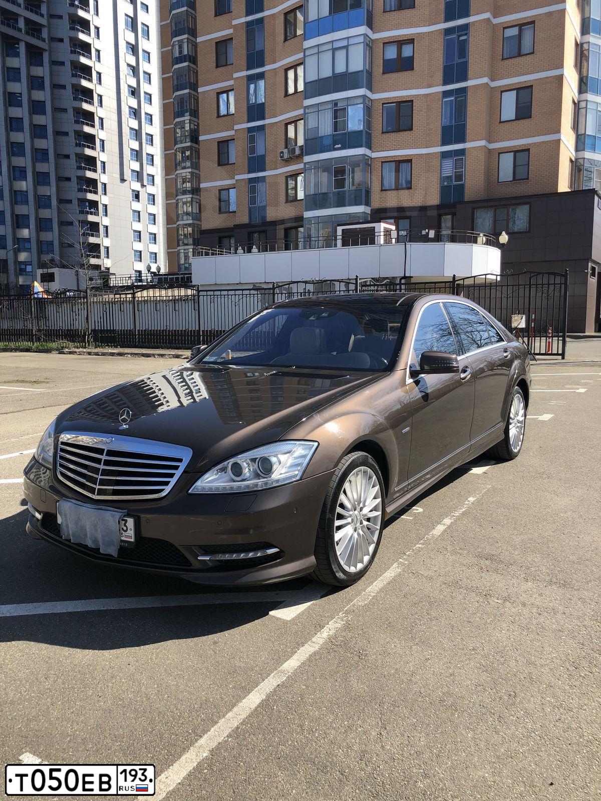 Фото автомобиля MERCEDES S-KLASSE, 2011 — госномер Т050ЕВ193. Цвет: Коричневый