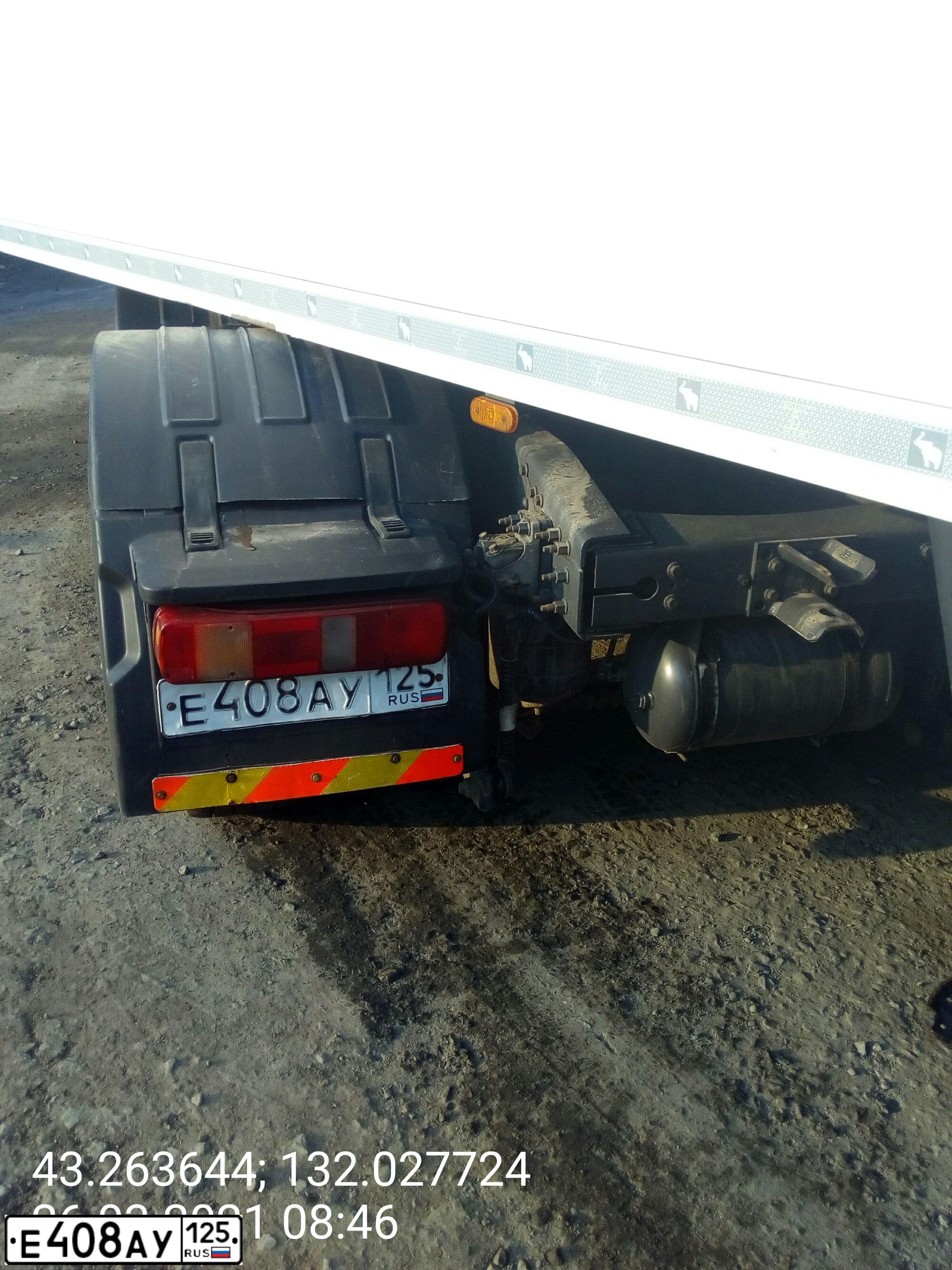 Фото автомобиля VOLVO SERIE FH /6X2/, 2012 — госномер Е408АУ125. Цвет: Белый