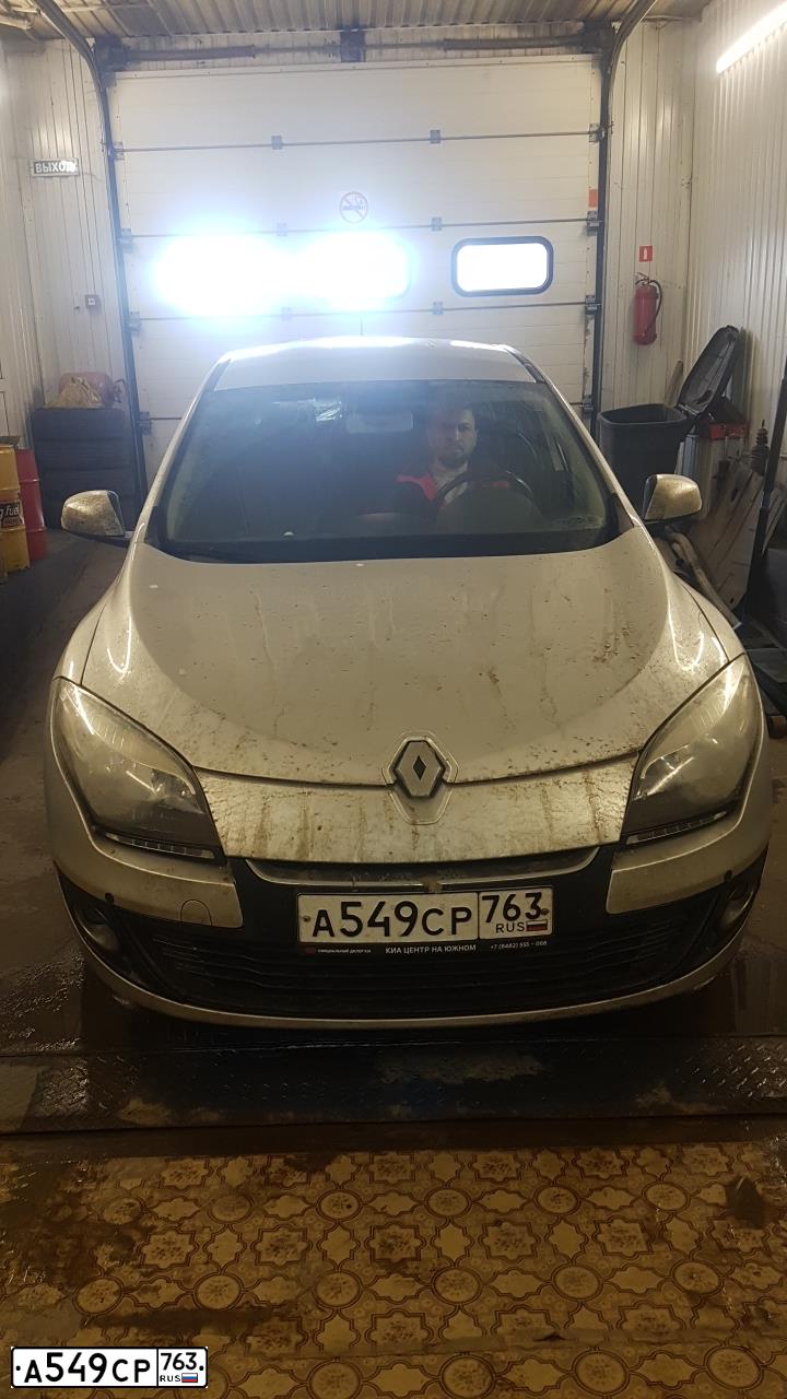 Фото автомобиля RENAULT MEGANE, 2013 — госномер С352КТ774. Цвет: СВЕТЛО-СЕРЫЙ