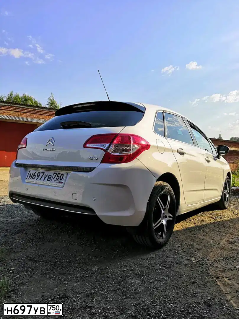 Фото автомобиля CITROEN C4, 2012 — госномер Н697УВ750. Цвет: Белый