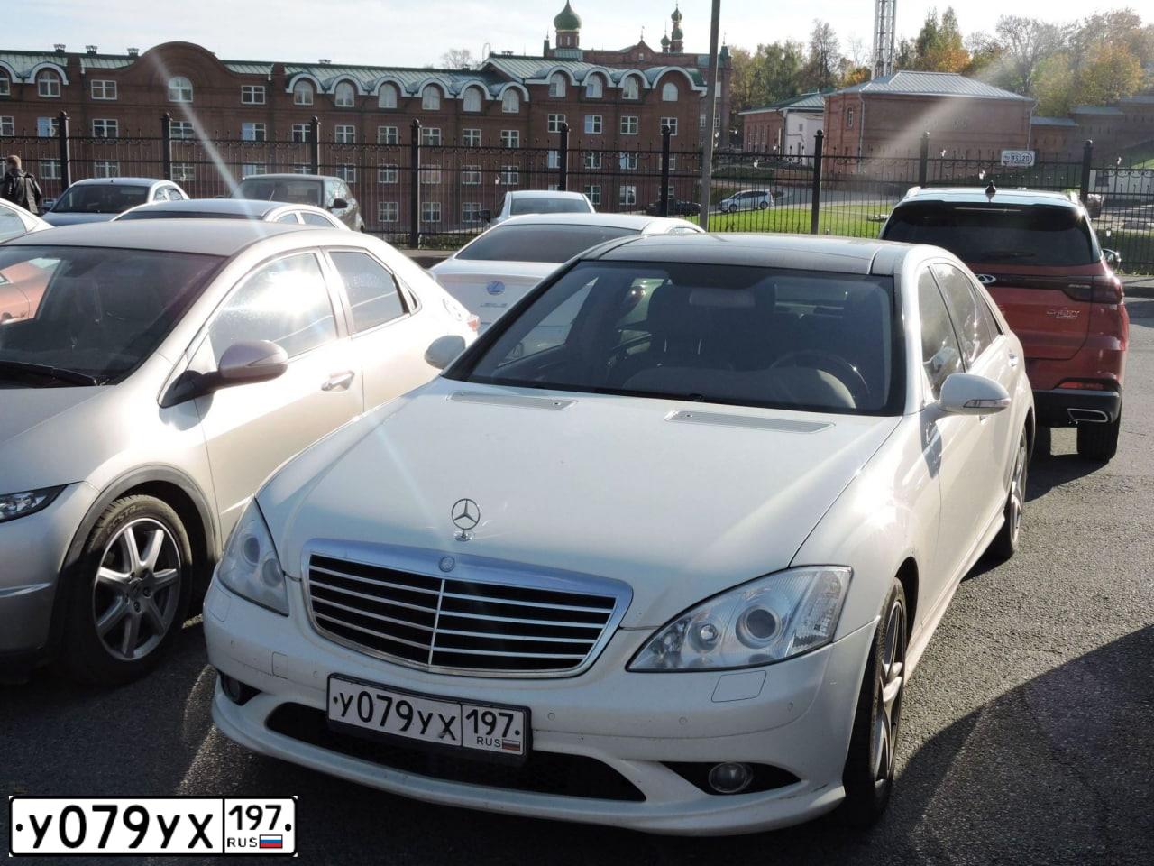 Фото автомобиля MERCEDES S-KLASSE, 2008 — госномер Т999ЕС199. Цвет: Белый