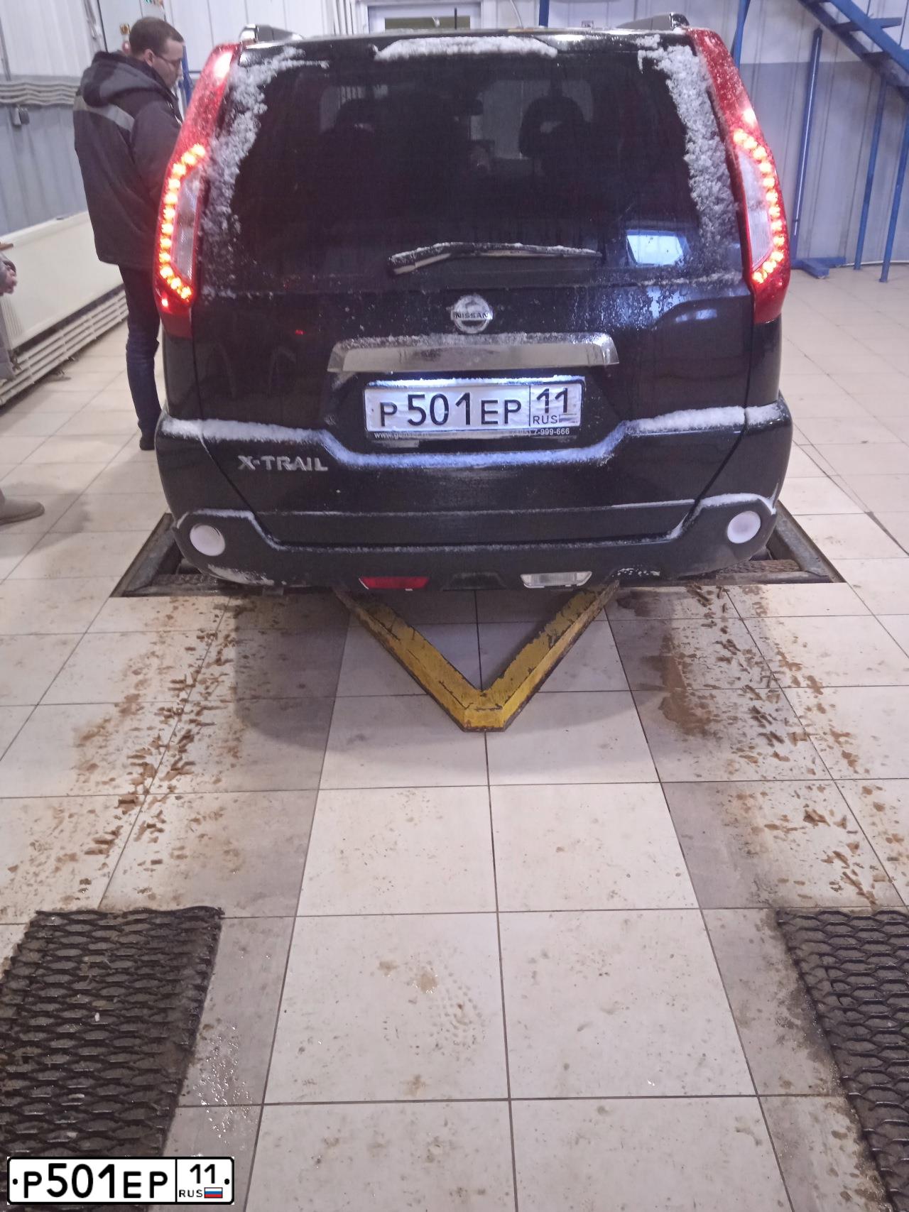 Фото автомобиля NISSAN X-TRAIL, 2013 — госномер Р501ЕР11. Цвет: ЧЕРНЫЙ