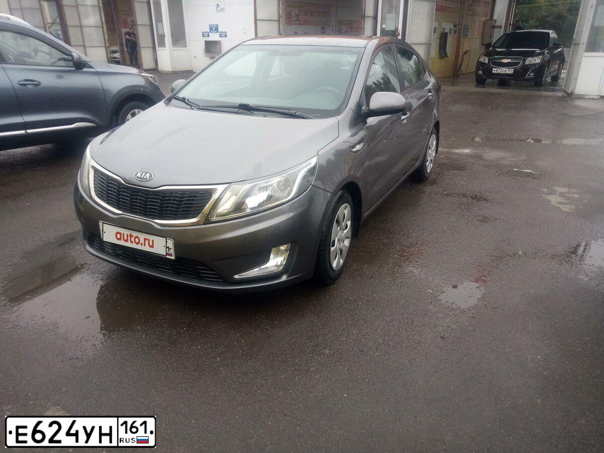 Фото автомобиля KIA RIO, 2012 — госномер Е619МК164. Цвет: СЕРЫЙ