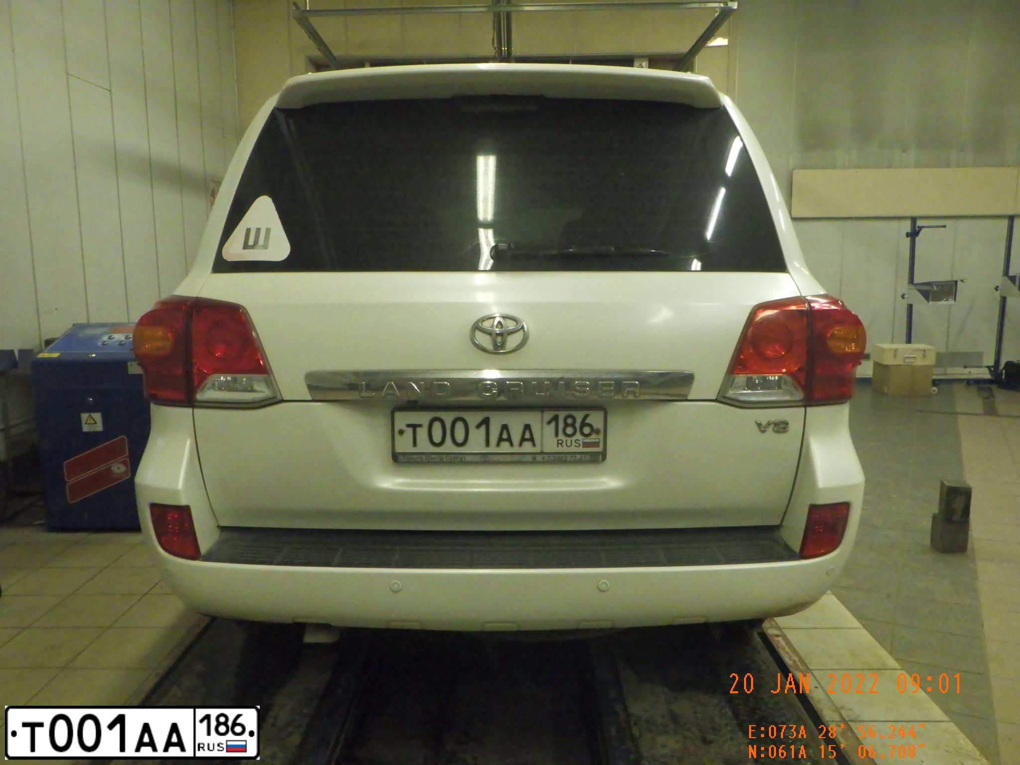 Фото автомобиля TOYOTA LANDCRUISER 200, 2012 — госномер Т001АА186. Цвет: БЕЛЫЙ