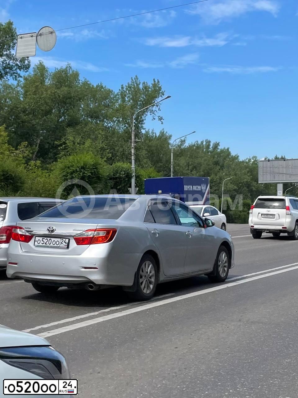 Фото автомобиля TOYOTA CAMRY, 2012 — госномер О520ОО24. Цвет: СЕРЫЙ