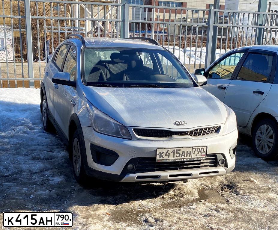 Фото автомобиля KIA RIO, 2020 — госномер К415АН790. Цвет: СЕРЫЙ