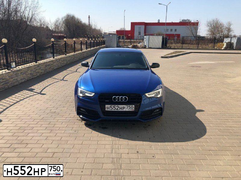 Фото автомобиля AUDI A5, 2016 — госномер Н552НР750. Цвет: ЯРКО-СИНИЙ
