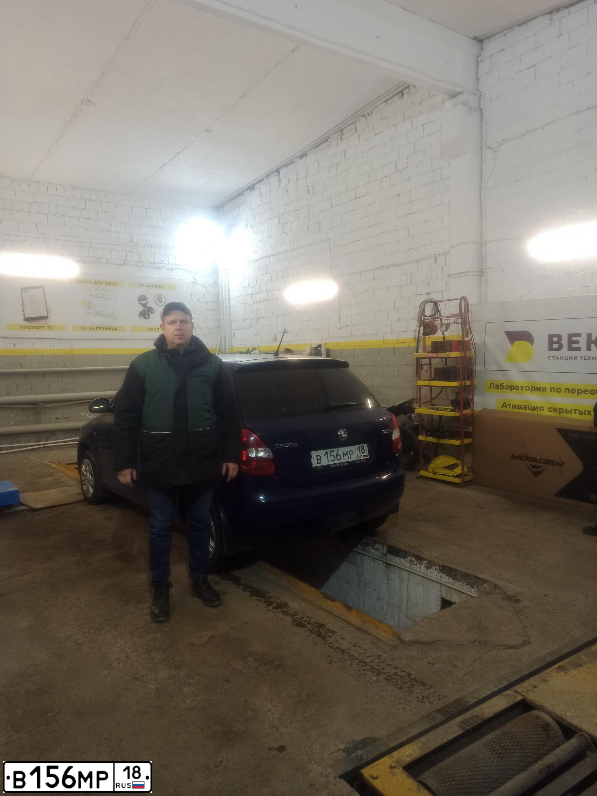 Фото автомобиля SKODA FABIA, 2013 — госномер В156МР18. Цвет: ТЕМНО-СИНИЙ