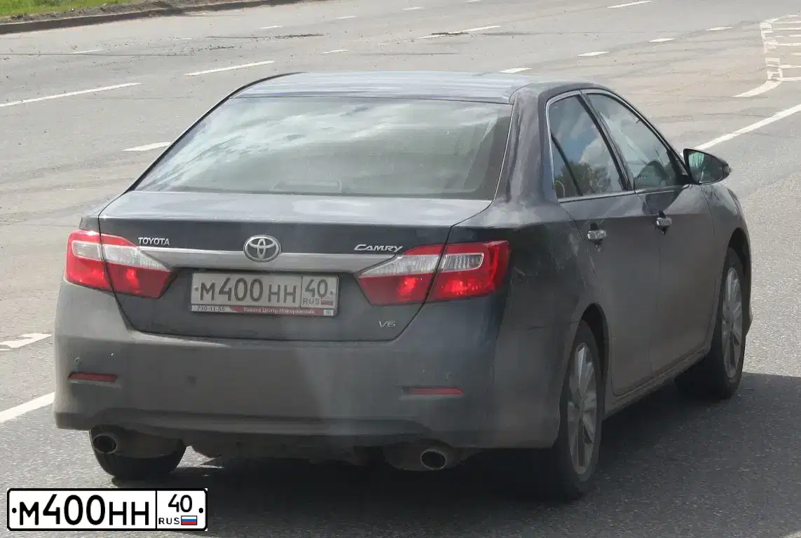Фото автомобиля TOYOTA CAMRY, 2012 — госномер М400НН40. Цвет: Темно-серый металлик
