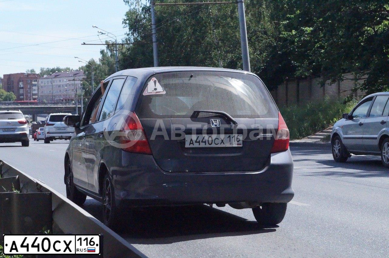 Фото автомобиля HONDA JAZZ, 2007 — госномер А440СХ116. Цвет: ТЕМНО-СЕРЫЙ