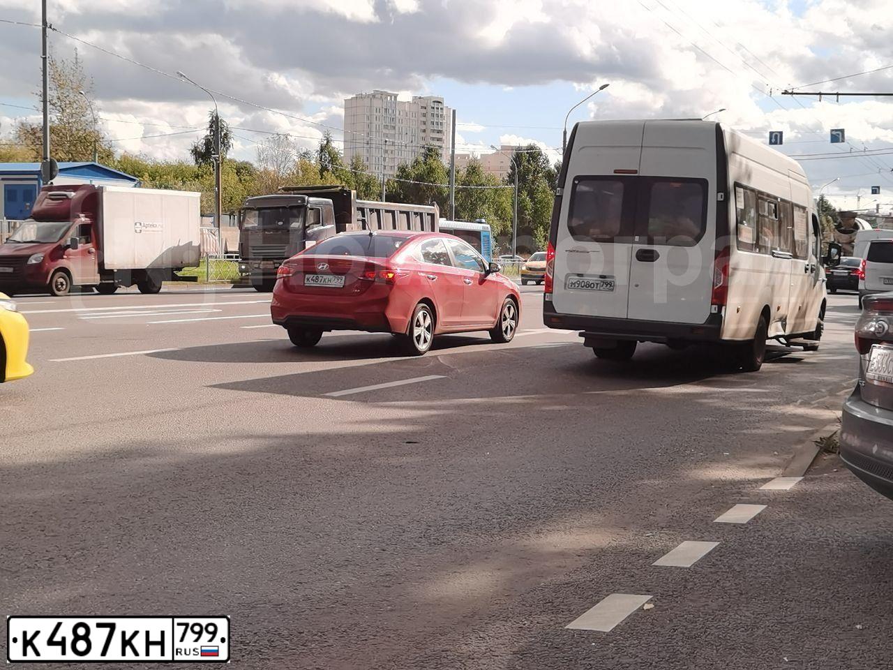 Фото автомобиля HYUNDAI SOLARIS, 2018 — госномер Х080АЕ250. Цвет: Красный