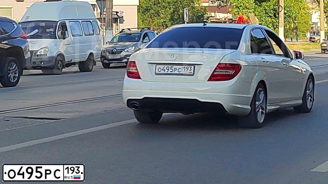 Фото автомобиля MERCEDES-BENZ C180, 2012 — госномер М423УВ134. Цвет: МНОГОЦВЕТНЫЙ