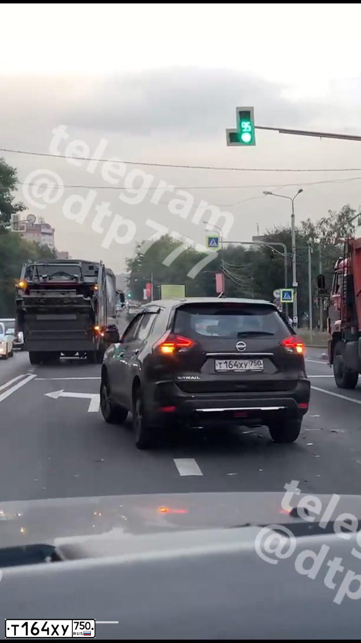Фото автомобиля RENAULT SANDERO, 2012 — госномер Х594УР64. Цвет: Красный