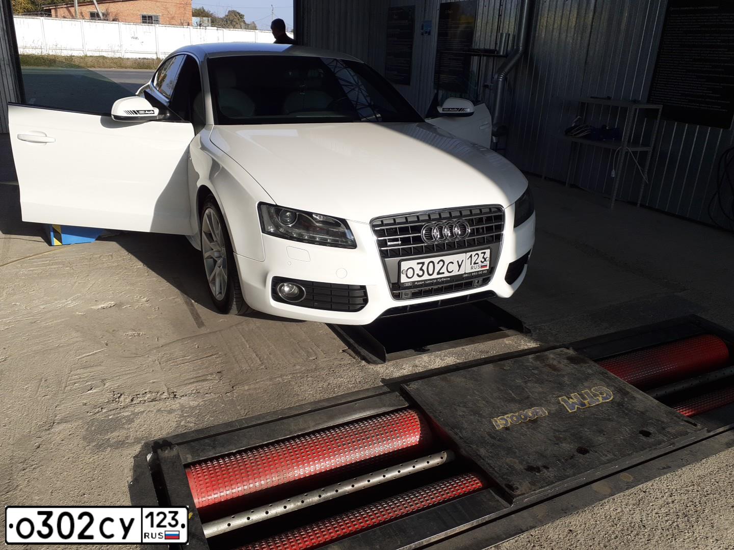 Фото автомобиля AUDI A5, 2010 — госномер У002УМ93. Цвет: Белый