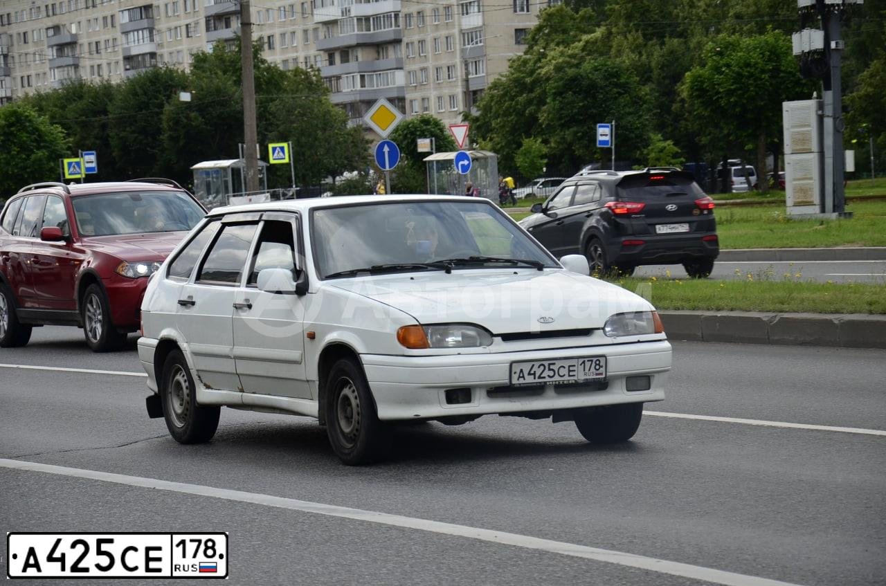 Фото автомобиля LADA 2114 SAMARA, 2010 — госномер А425СЕ178. Цвет: Белый