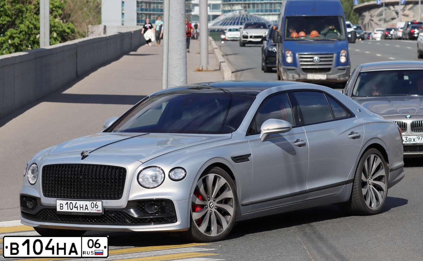 Фото автомобиля Bentley BENTLEY FLYING SPUR, 2020 — госномер В104НА06. Цвет: СЕРЫЙ