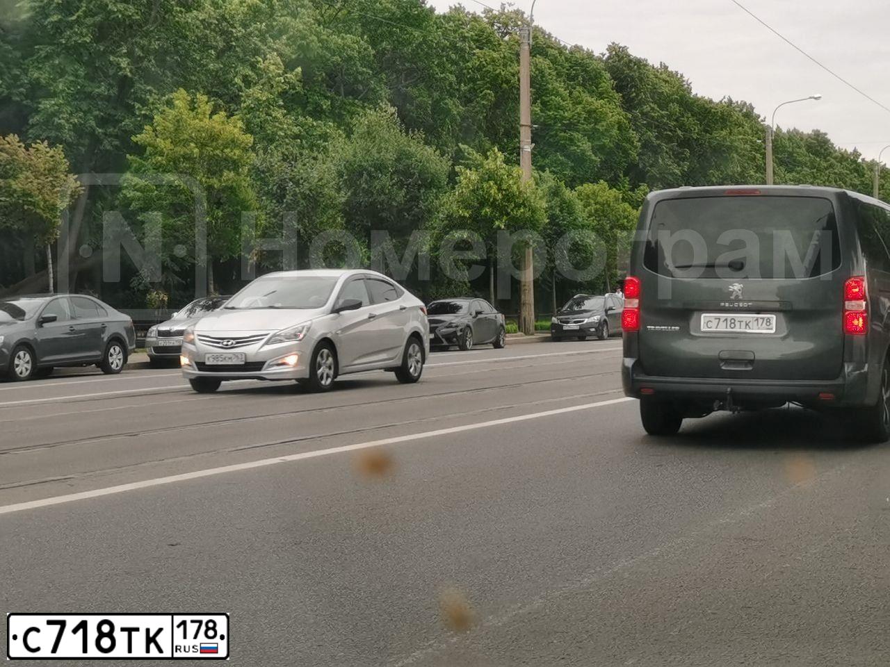 Фото автомобиля PEUGEOT TRAVELLER, 2018 — госномер Е494ЕС799. Цвет: ТЕМНО-СЕРЫЙ