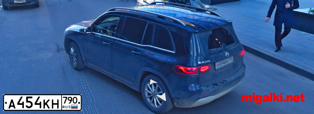 Фото автомобиля MERCEDES-BENZ МЕРСЕДЕС-БЕНЦ GLB 200, 2021 — госномер А454КН790. Цвет: ЧЕРНЫЙ