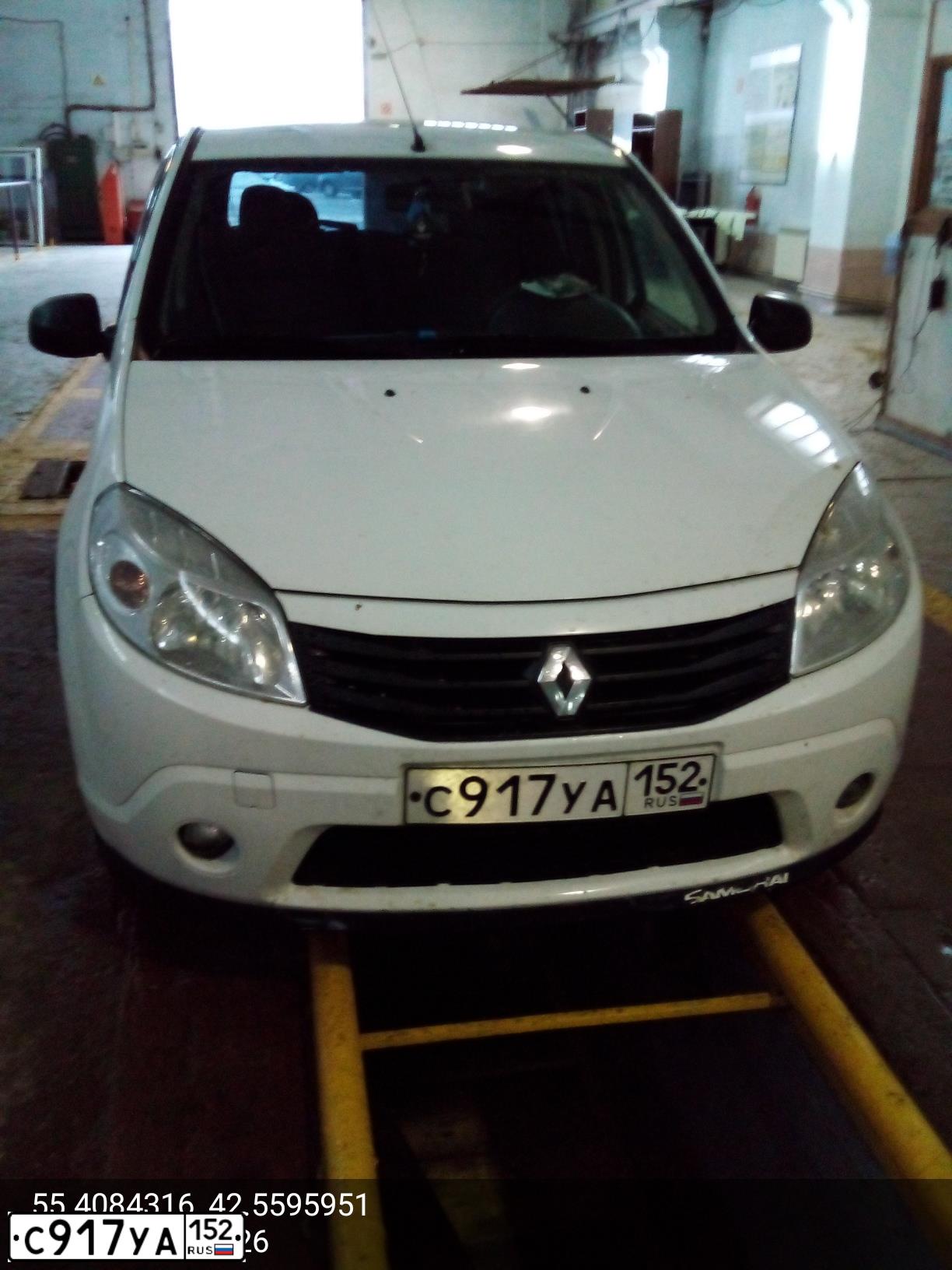 Фото автомобиля RENAULT SANDERO, 2011 — госномер С724УА33. Цвет: Белый