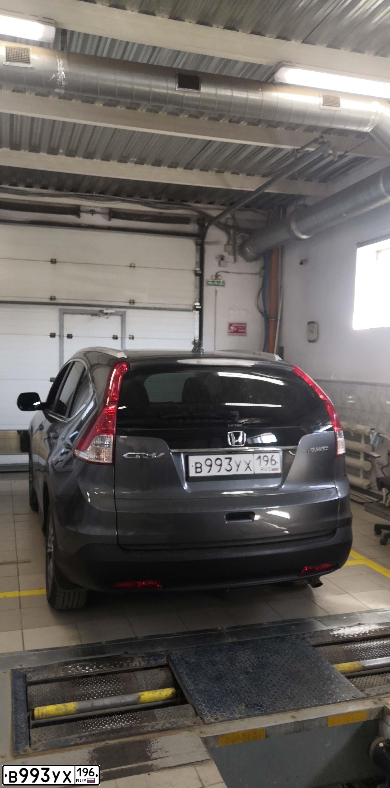 Фото автомобиля HONDA CR-V, 2014 — госномер В993УХ196. Цвет: Серый
