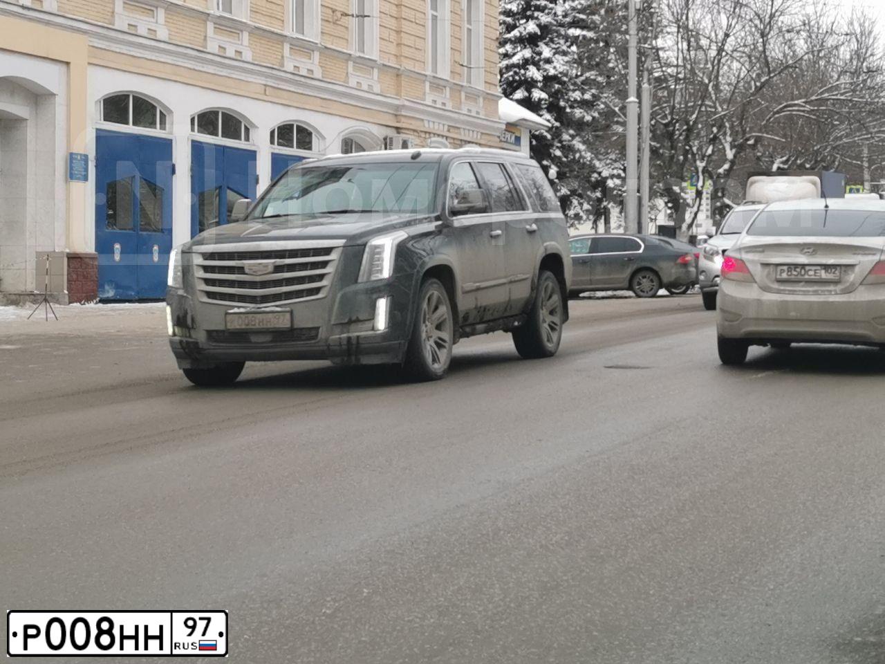 Фото автомобиля JEEP GRAND CHEROKEE, 1999 — госномер Р008НН97. Цвет: ЧЕРНЫЙ