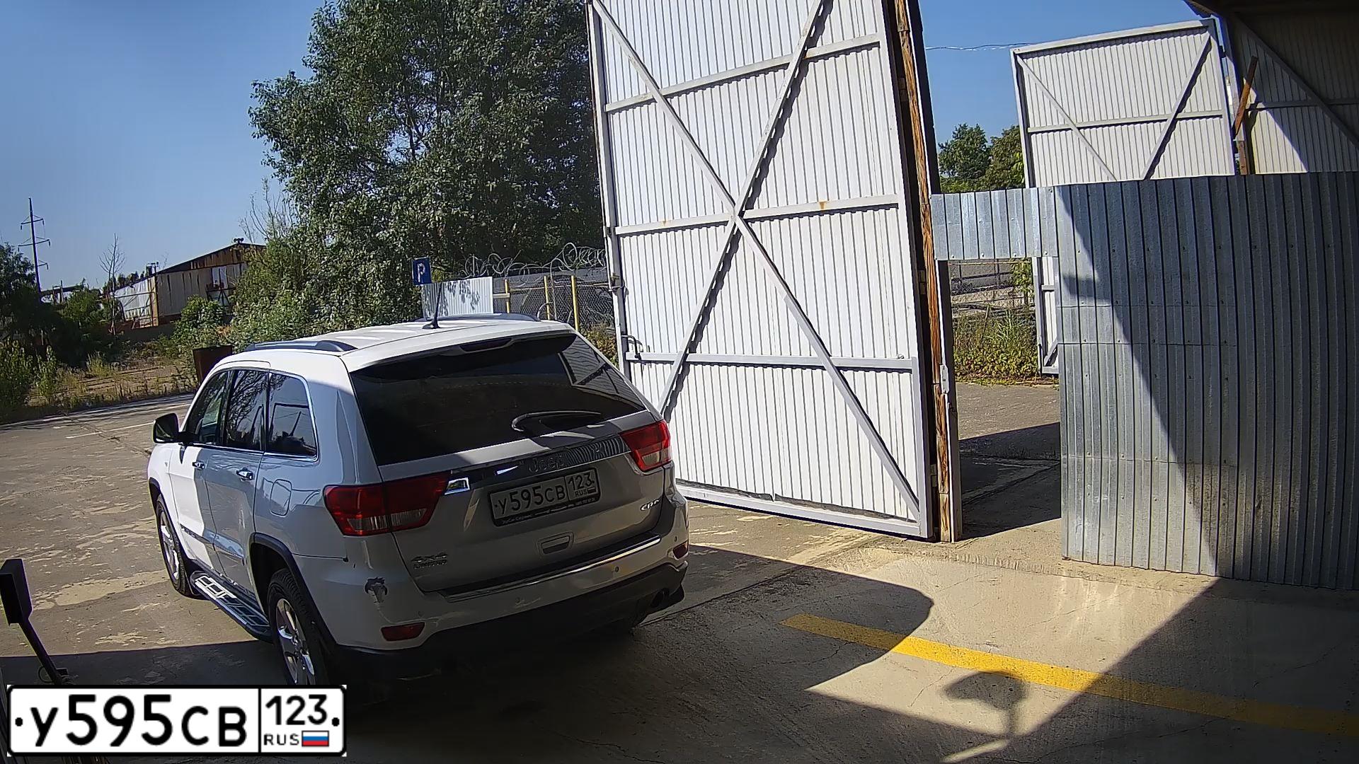 Фото автомобиля JEEP GRAND CHEROKEE, 2012 — госномер У595СВ123. Цвет: БЕЛЫЙ